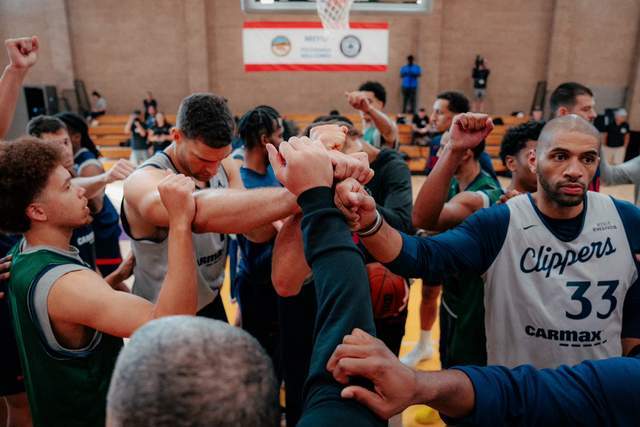 快船积极备战！小卡防守专注，哈登心情大好，三大中锋首合体