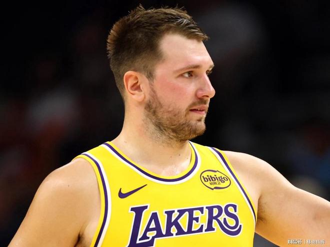 客串教练？东契奇：训练营期间，詹姆斯亲自指导了每一名湖人球员