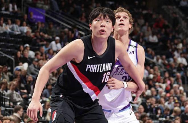 杨瀚森季前赛场均数据：8分3.5板1助0.3断1.3帽2.8失误5.3犯规