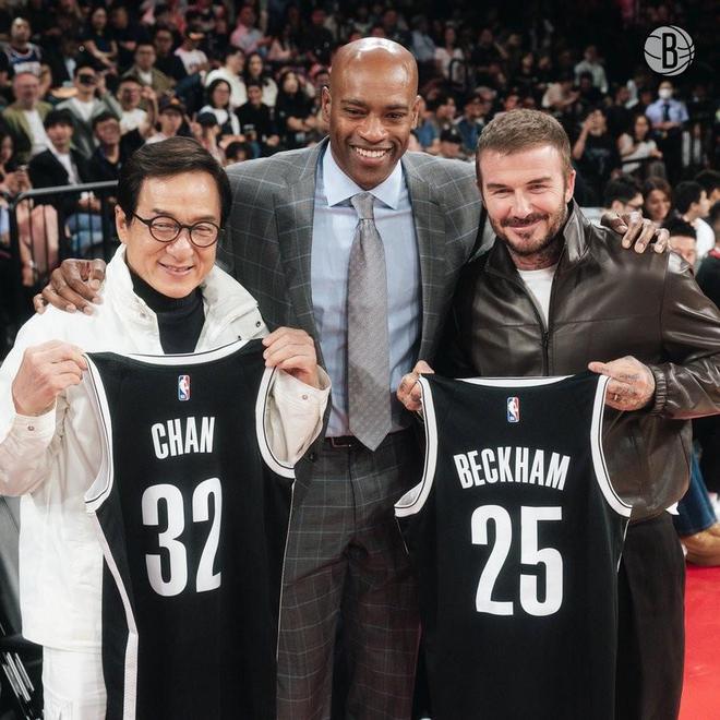 现场观战NBA中国赛，成龙和贝克汉姆获赠篮网专属球衣