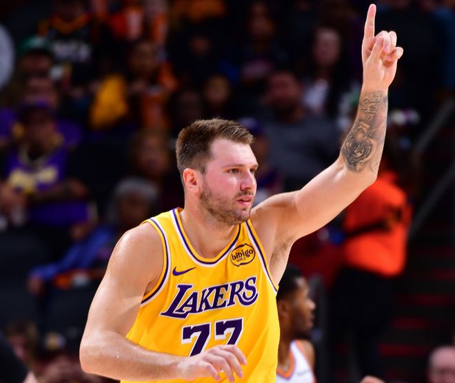 东契奇复出25+7湖人遭太阳逆转双杀 里夫斯25分巴特勒35+7+9