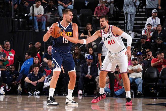 惊险！里夫斯因伤退场！东契奇场边直言：够了，别打了！