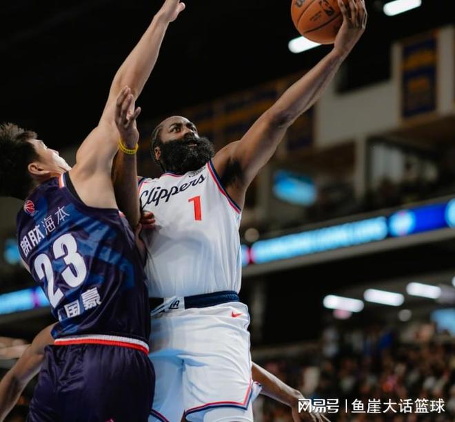 快船47分大胜！哈登5+9小卡18+2，保罗单节爆发，博格丹早早受伤