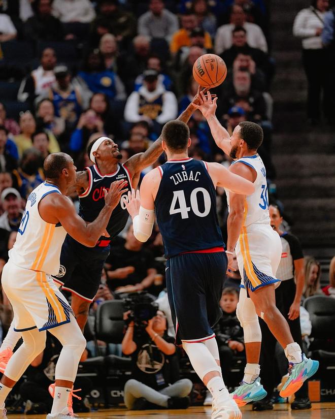 哈登缺战，库里20+4+5+4记3分，勇士惜败快船！比尔首秀9中6