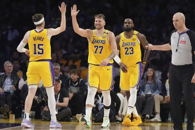 湖人薪资危机!1.75亿,詹皇NBA收入破5.8亿,美媒:他不会再降薪