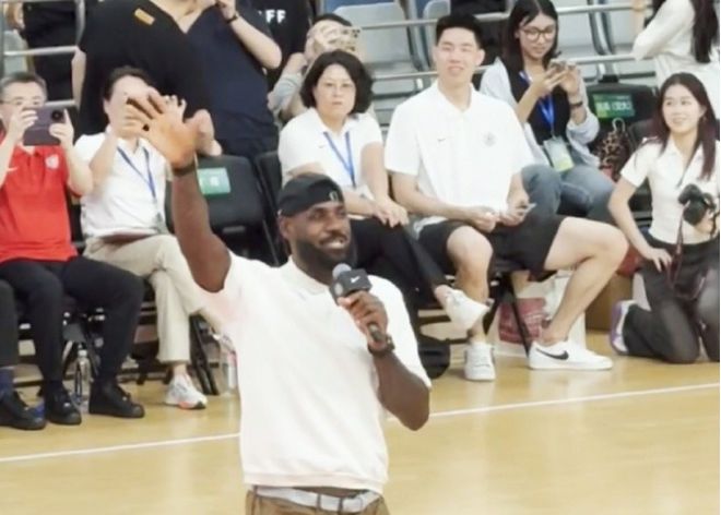 詹姆斯交大行盛况:朱俊龙到场喊GOAT 库里粉丝带头追车交警鸣哨