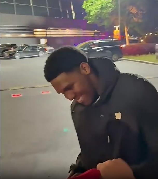 素质堪忧!某激进球迷高呼打爆“辽X” 辽篮和广厦半决赛未打先热