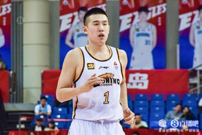 顶薪!付豪常规赛场均11.1分5.3板 季后赛场均11.7分5.5板