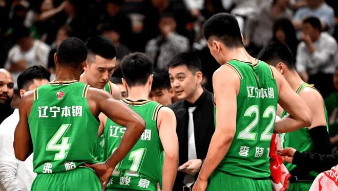 广厦横扫辽宁各界说啥?广厦冠军相,苏群寄语辽宁,点名金金付豪