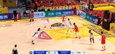 手感低迷!孙铭徽半场8中1得到2分2篮板2助攻