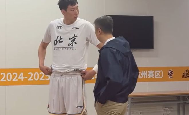 郭士强现场观战广厦与北京总决赛G1,赛前现身球员通道与周琦进行交流