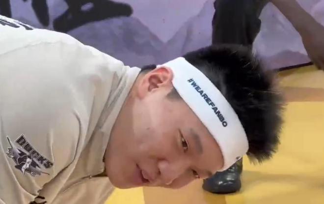 说到做到!雷蒙赛前戴上“WE ARE FANBO”的发带进行热身