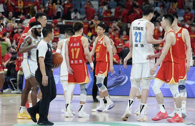广厦13分遭逆转溃败,周琦掀翻常规赛第1,孙铭徽战犯陈盈骏封神