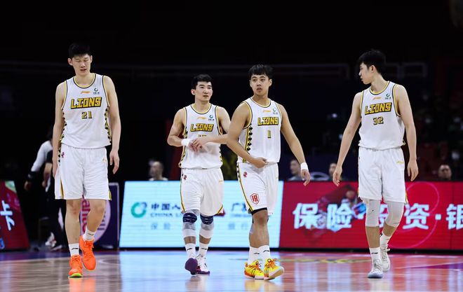 媒体人:赛后半小时广厦更衣室迟迟未开放,全队一直在做总结