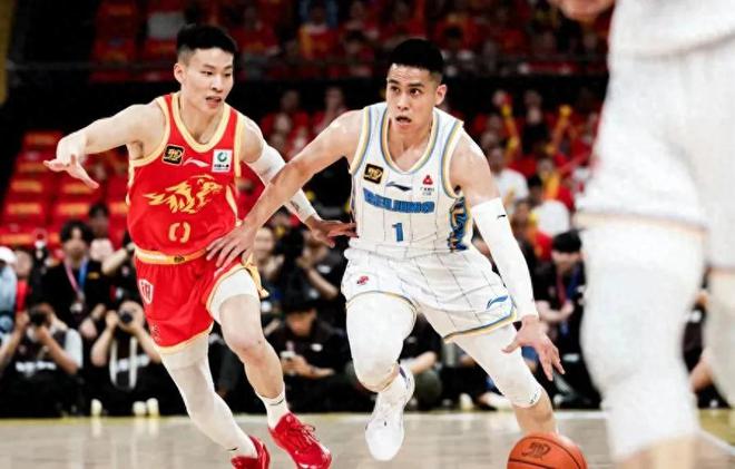 随着北京大胜广厦!赛后来听听各界媒体专家怎么说,孙铭徽太坑了