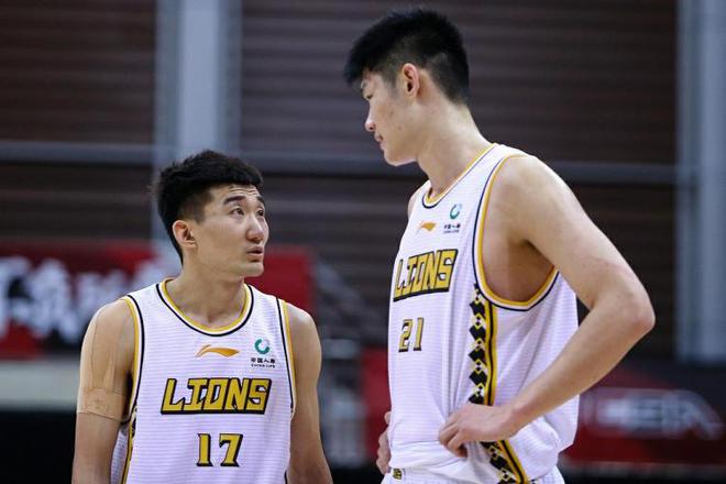 差距明显!广厦半场篮板25-16领先北京 前场板11-4接近三倍