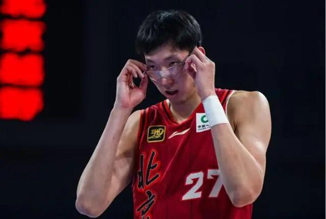 广厦G2半场险胜北京!孙铭徽暴走,篮板防守压制,周琦+杰曼死顶