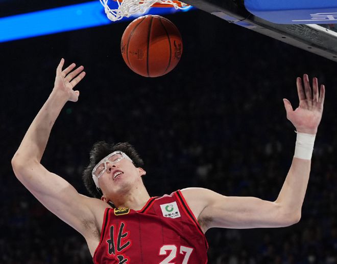 多位博主向周琦致敬:攻防两端全力以赴 你才该是FMVP 燃尽一战