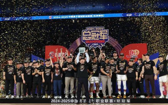 外包的?CBA总冠军颁奖没结束字掉了 球迷调侃是王博蹭的