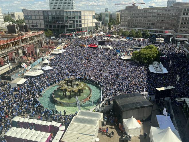 狂热数万名比勒费尔德球迷围聚柏林亚历山大广场,场面壮观