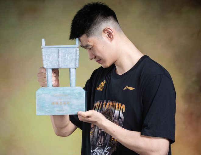 胡金秋透露生涯终极目标!或成下一个易建联,2国手含泪羡慕