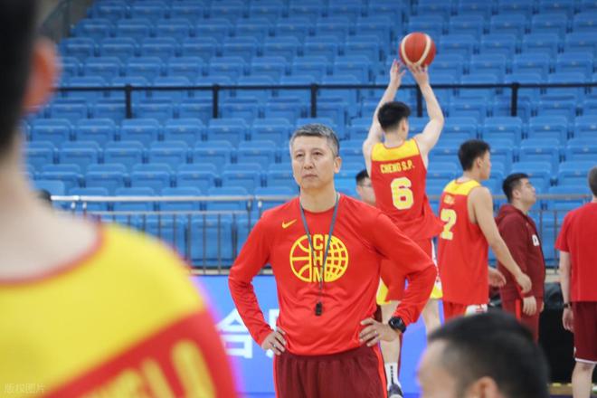 中国男篮亚洲杯12人大名单预测!三大中锋联手,孙铭徽或再度落选