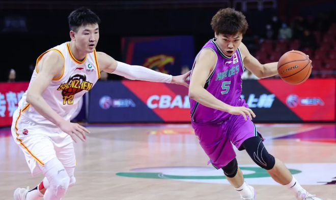 山东男篮今夏离队第一人!争议锋线遭邱彪放弃,恐就此告别CBA