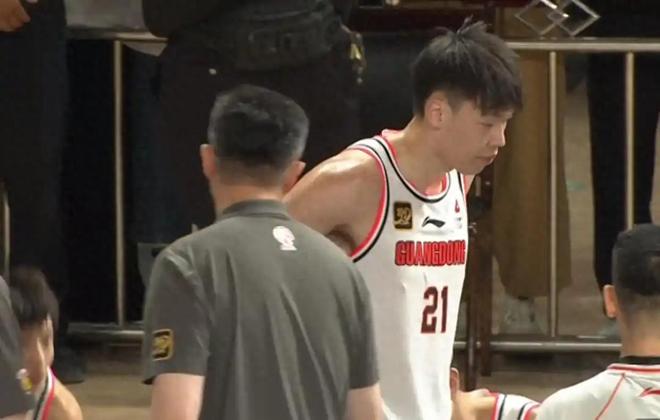 对位考辛斯狂砍19分,02年易建联接班人征服杜锋,朱芳雨做新决定