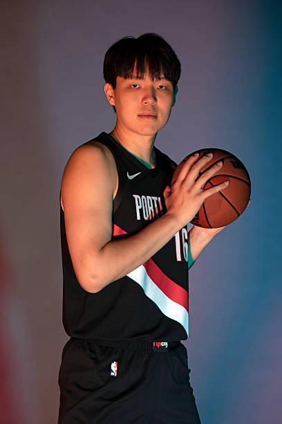 杨瀚森谈犯规问题:NBA在手上动作和掩护吹罚严,需要注意