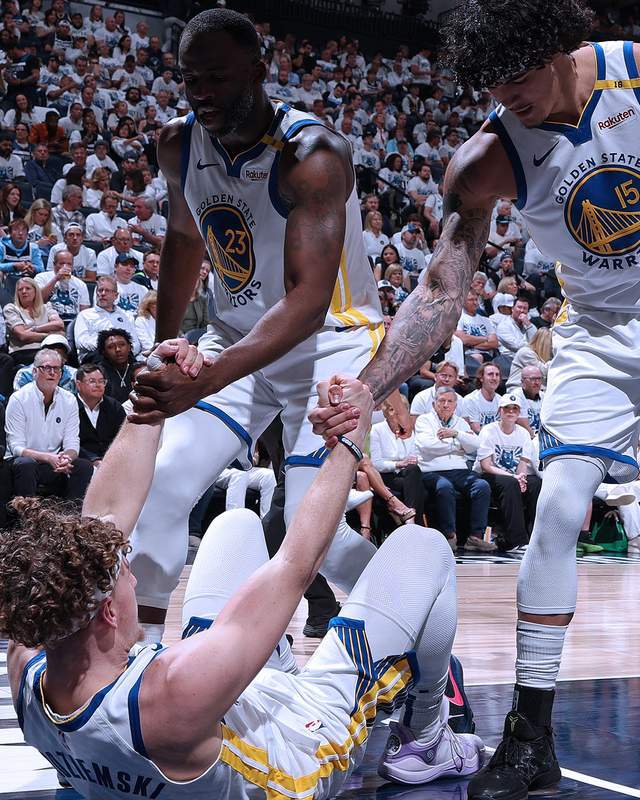 一场93-117,勇士笑不出来了!库里脸色铁青,科尔创另类纪录