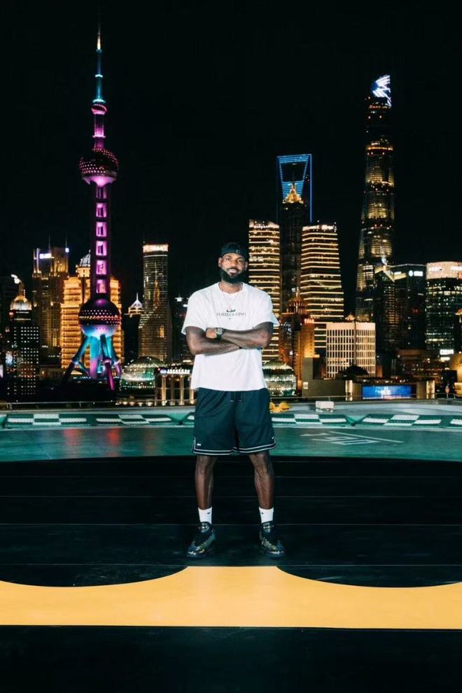 詹姆斯打卡东方明珠!秀第23代签名鞋 抵达上海后打了一天高尔夫