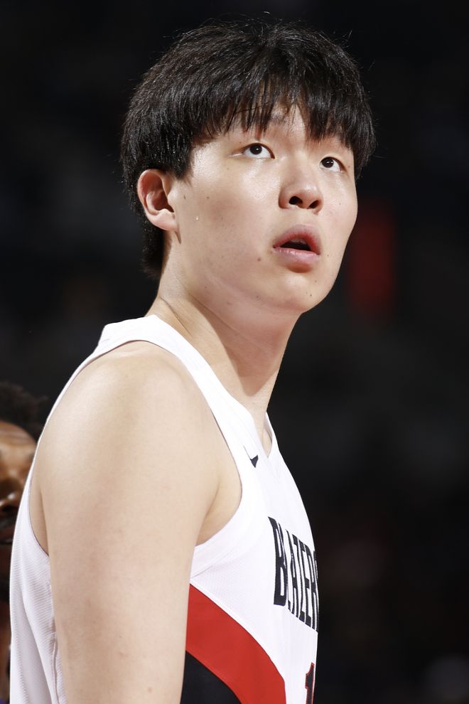 完胜杨瀚森之人才24岁,已被湖人狂追2年!隔扣小杨两节半14+10+8