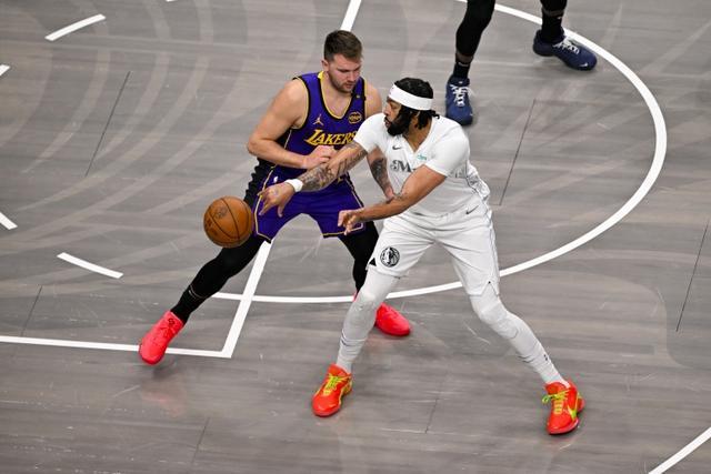 Stein:新赛季独行侠与湖人第一次常规赛对决 在11月底的NBA杯上