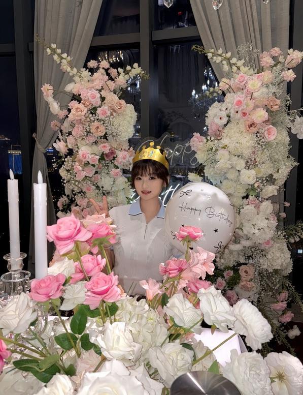 杨瀚森女友晒23岁生日照:网友从窗户剪影抓到杨瀚森拍照
