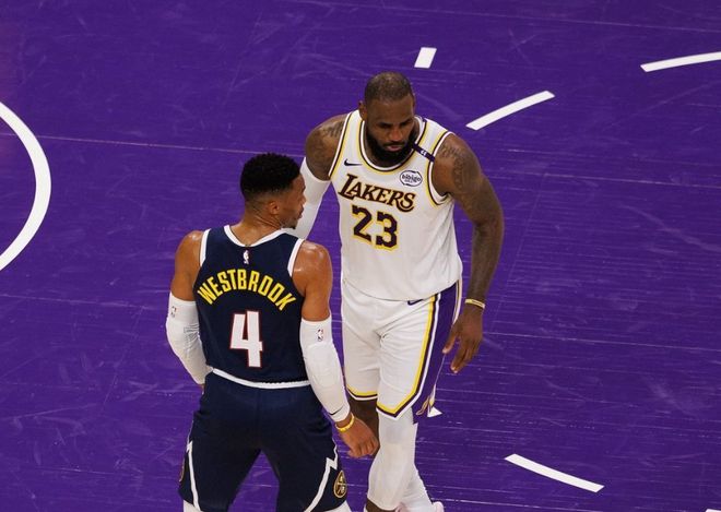 从年薪4600万降到底薪,找不到下家!NBA昔日超巨距离退役不远了