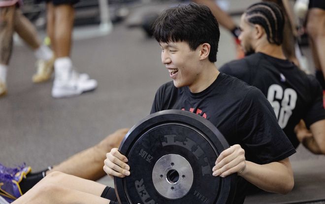  杨瀚森3个月狂增16斤！副作用不会投篮了，训练9中3，自己都摇头