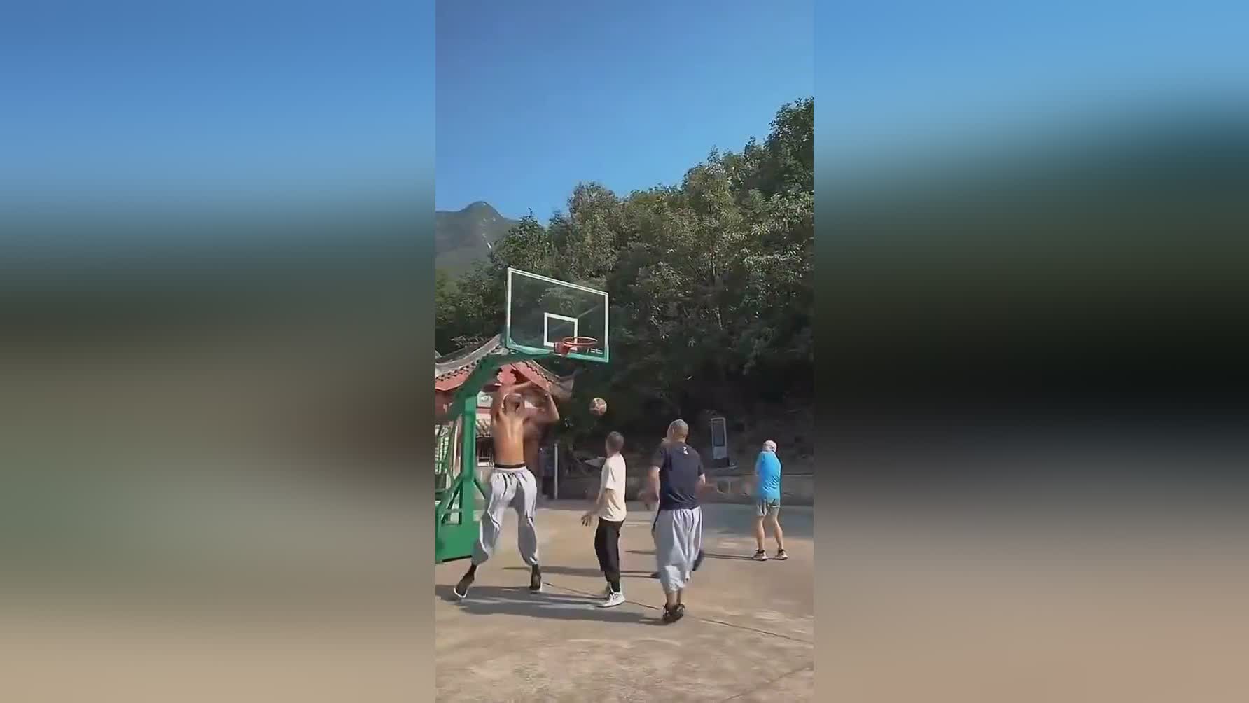 高僧!文班亚马在少林寺和球迷切磋 上演风车扣篮&暖心送签名合影