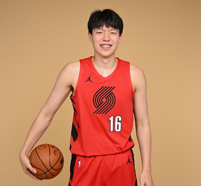 库里:我很期待和杨瀚森对决,希望他能尽快适应NBA
