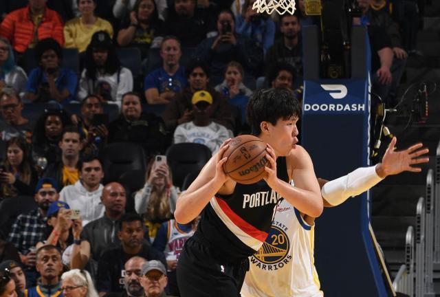 队记指出杨瀚森症结:场上意识慢还跟不上NBA节奏
