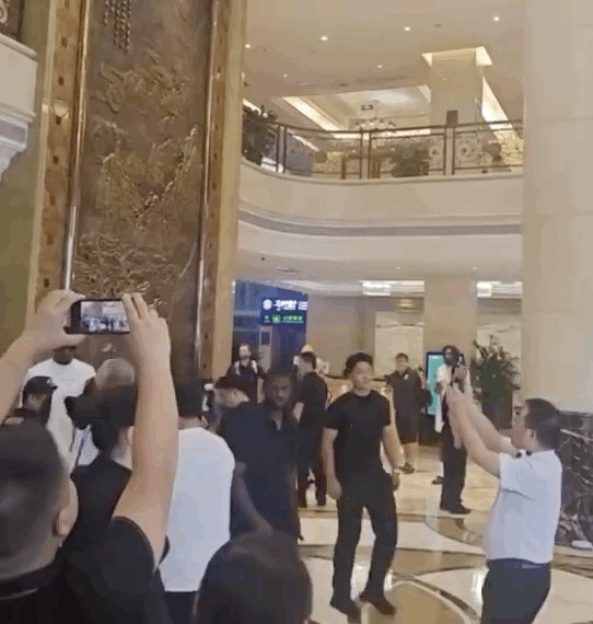 快船球星伦纳德已抵达成都,正式开启中国行