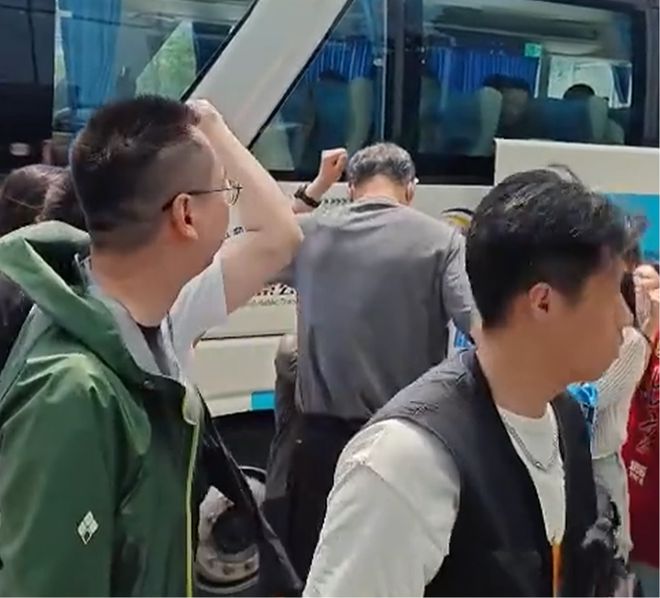 北京启程杭州！许利民面带笑容握拳致意，球员淡定，G5已到绝境！