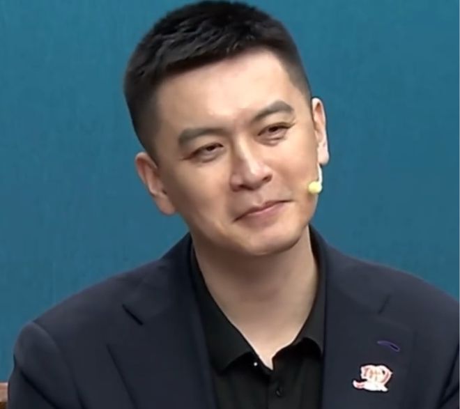 杨鸣解说总决赛,谁注意此举?画面+言语充满羡慕:难跟国企竞争