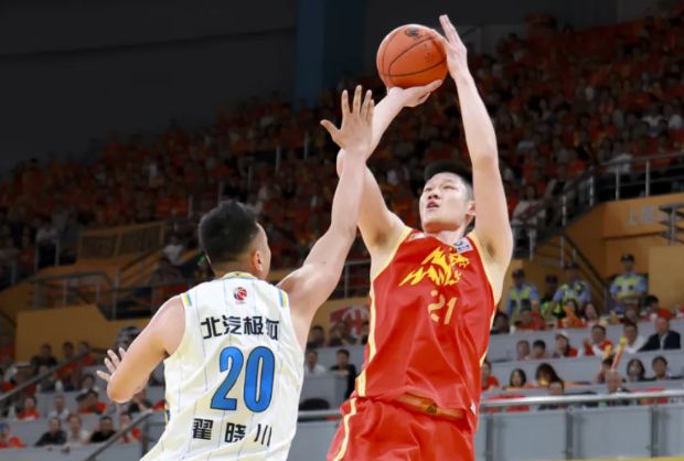 再砍27+14!全能内线疯狂爆发却沦为空砍,广厦G5失利揪出2大罪人