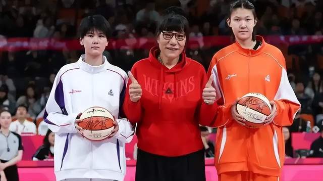 女篮又涌现一长人,14岁,2米15,惊艳全明星,未来或联手张子宇