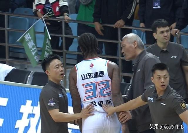 山东男篮遭打击!核心外援克里斯手指骨折 预计休战3-4周