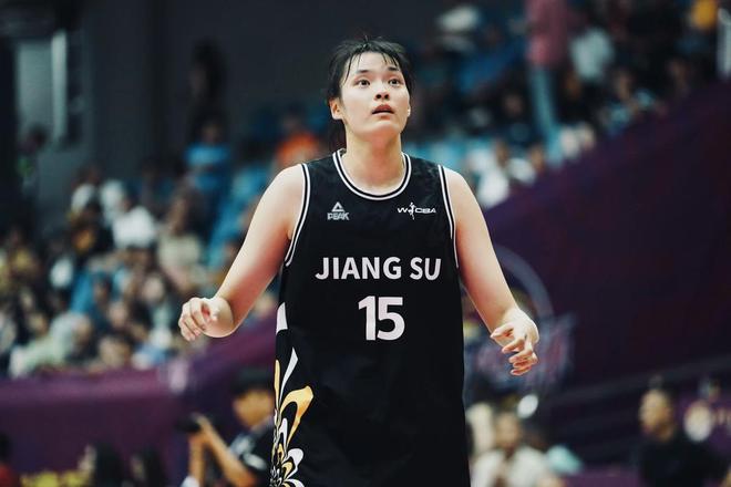 爆冷掀翻卫冕冠军！中国女篮26岁2米王牌闪耀：无惧3大内线名将