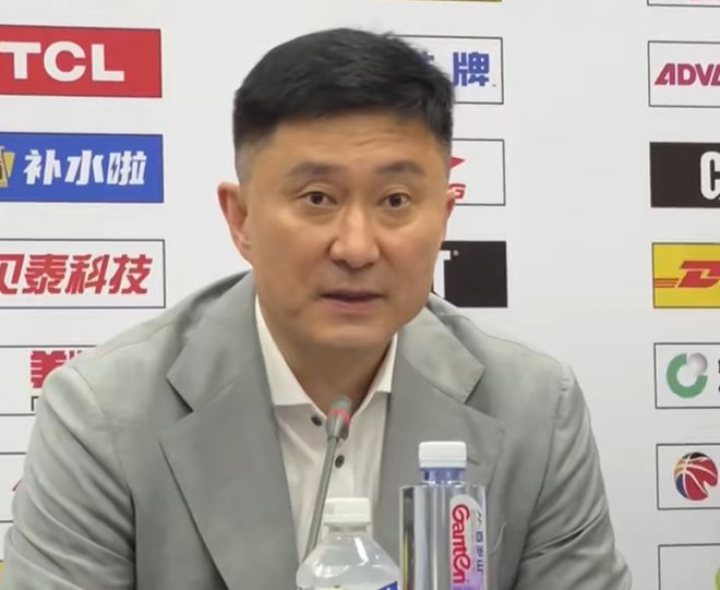胜江苏发布会！杜锋请求包容，回应3争议球员情况，赞张皓嘉发挥