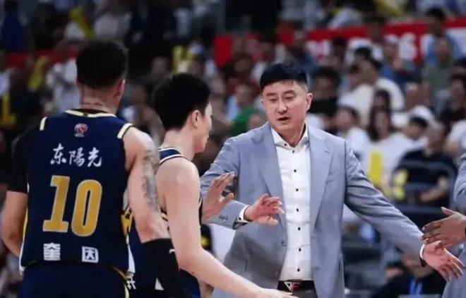 焦泊乔离队，麦考尔遭弃用，广东队赢球还要靠徐杰