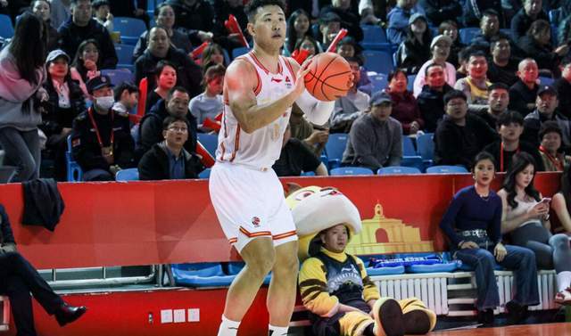 CBA积分榜最新排名！上海基本锁定常规赛冠军，黑马掀翻卫冕冠军