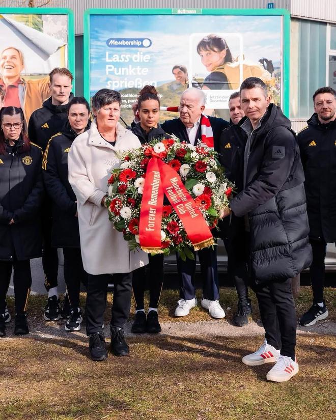 缅怀先辈,曼联女足在欧冠客场赛后前往慕尼黑空难纪念碑献花